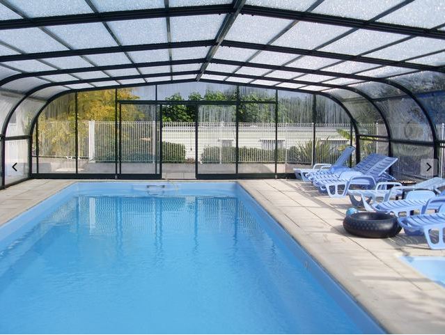 Abri piscine haut fixe en polycarbonate - doubles trappes relevables et portes coulissantes double vantaux_2