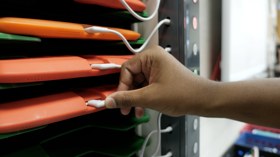 Armoire de rechargement compacte Putnam™ 8 pour tablettes, iPad et appareils mobiles - 8 ports avec câblage MFI_2