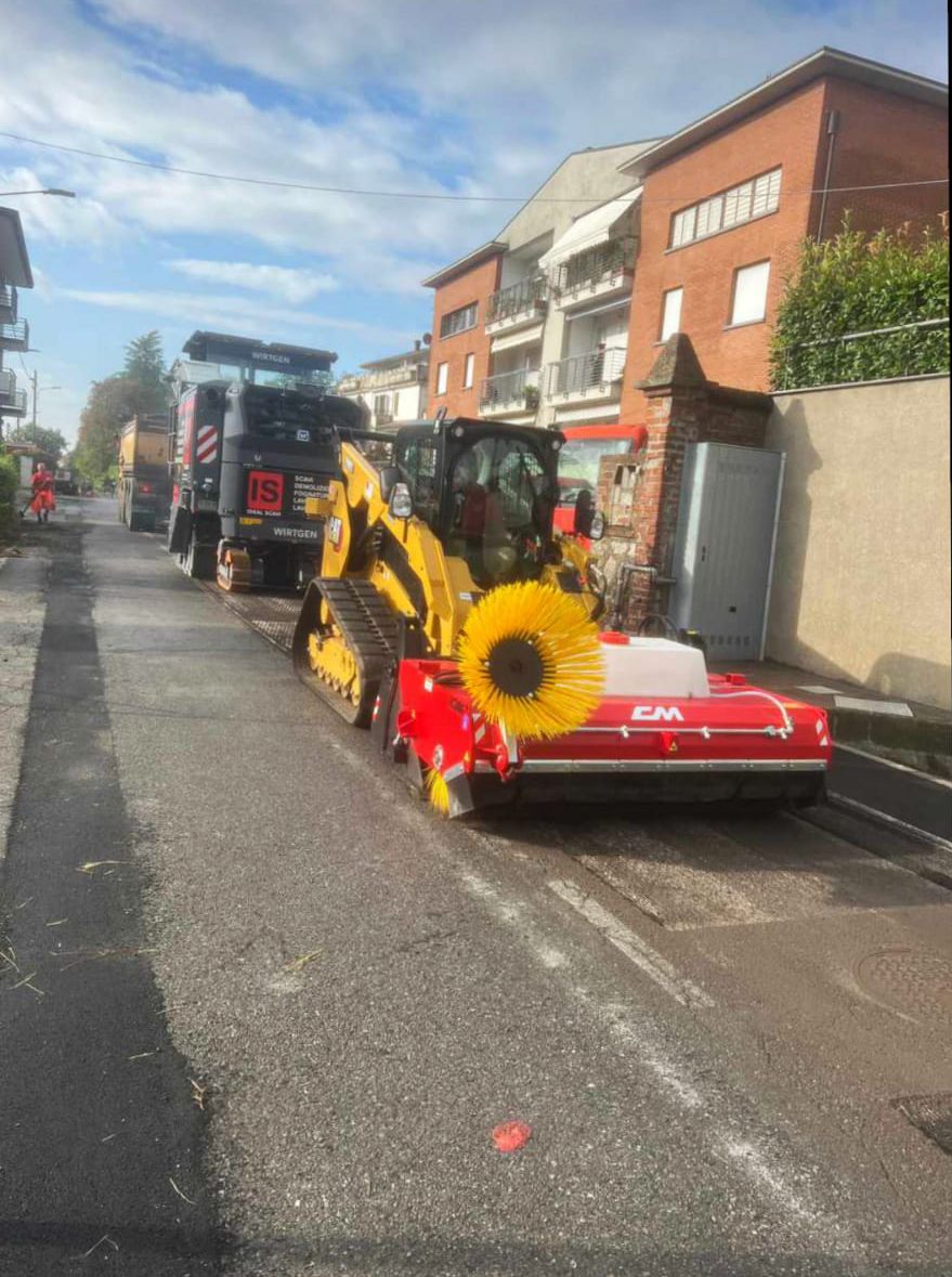 Godet balayeur ramasseur pour chargeur compact avec godet de collecte 4 en 1_3