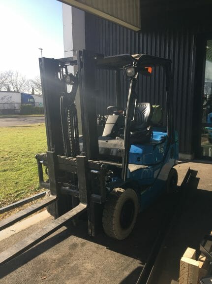 Chariot élévateur frontal gaz d'occasion Toyota 028FGF15 - Duplex - Hauteur de levage 3300 mm - Capacité 1500 kg_2