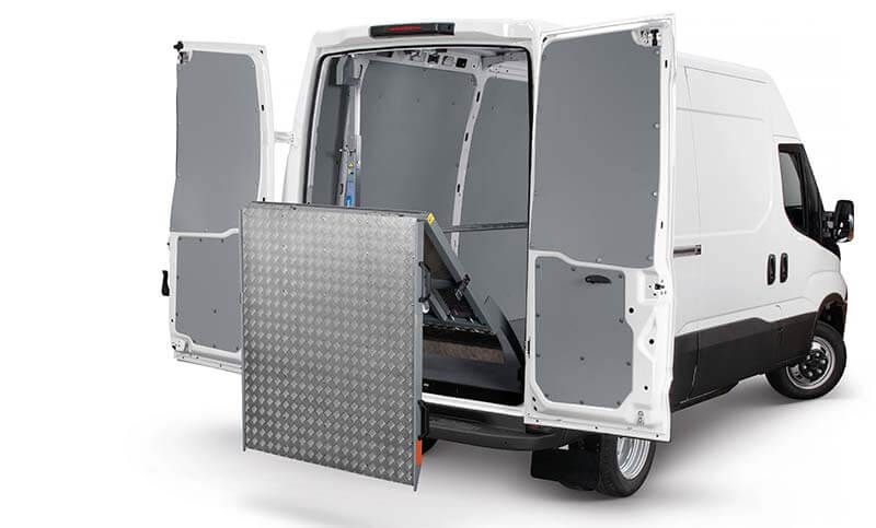 Rampe pliable assistée par ressorts à gaz pour véhicules utilitaires