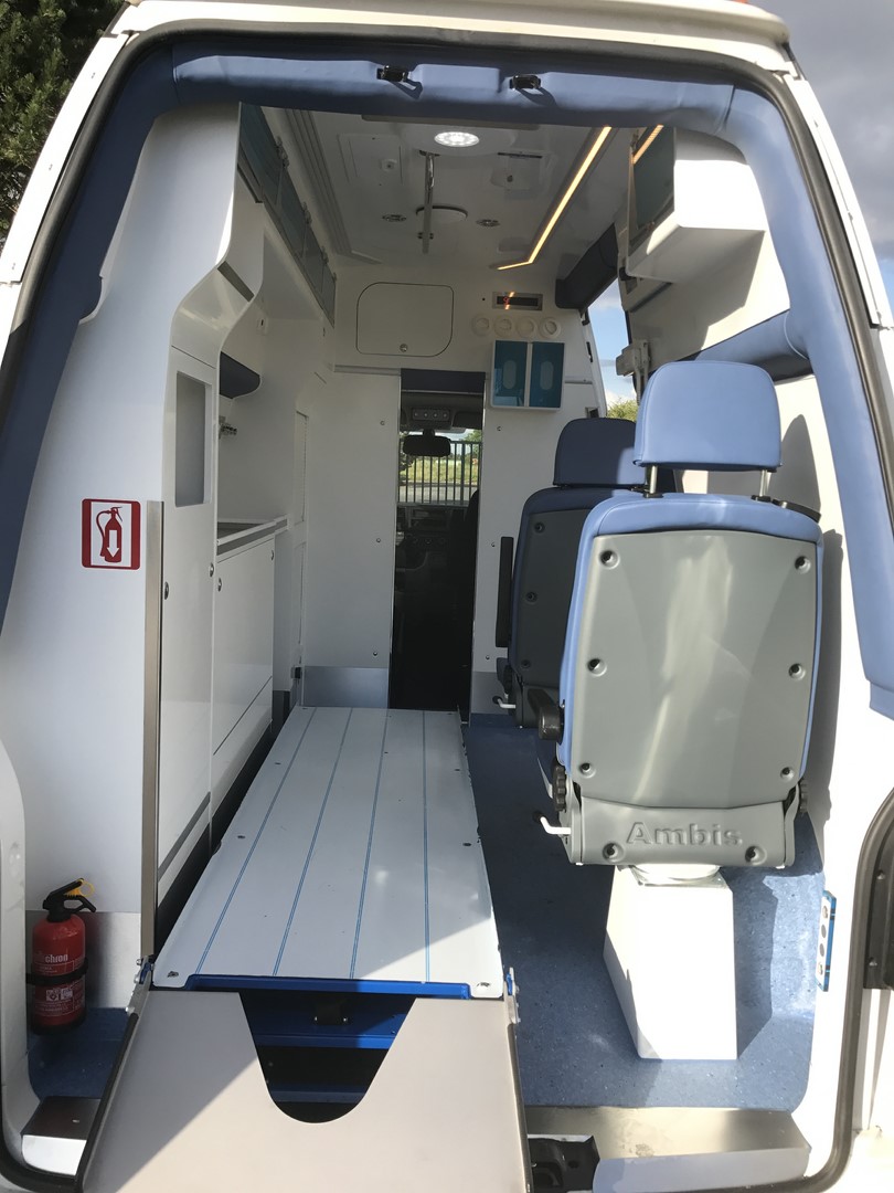Ambulance type B Volkswagen T6 équipée d'une rampe avant et arrière