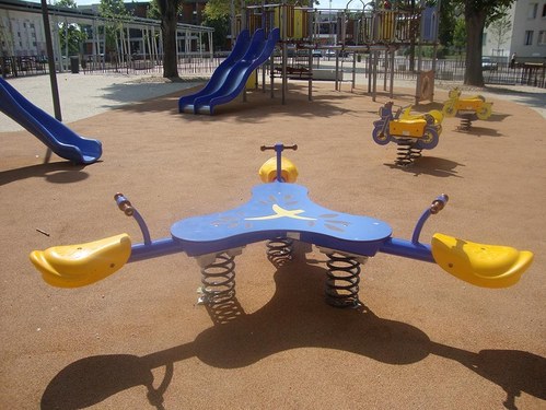 Balançoire triple feuille sur ressort - JIN-0414 - Husson International - Tranche d'âge 2-8 ans - Dimensions 2094x2369x757 mm_2