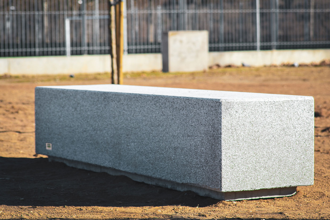 Banc public Kube UM372 - béton préfabriqué gris granite rugueux_2