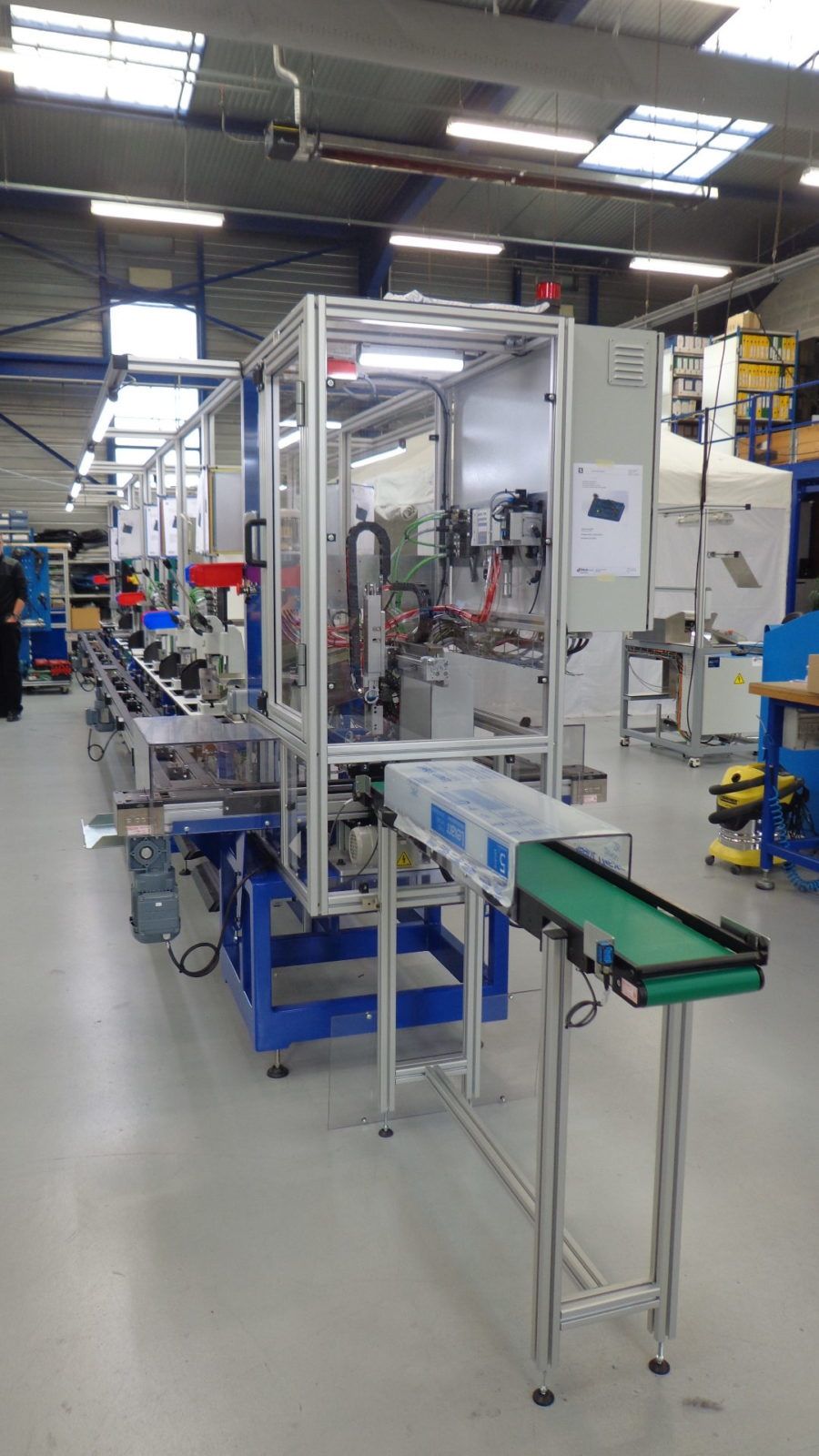 Ligne d'assemblage - Robaut - postes manuels, convoyeur pour transfert automatisé et marquage laser_2