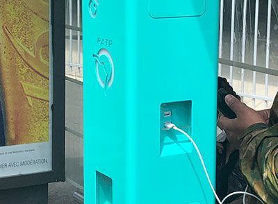 Totem de rechargement de smartphones et tablettes extérieur et intérieur avec plateau - Totem Liberty_2
