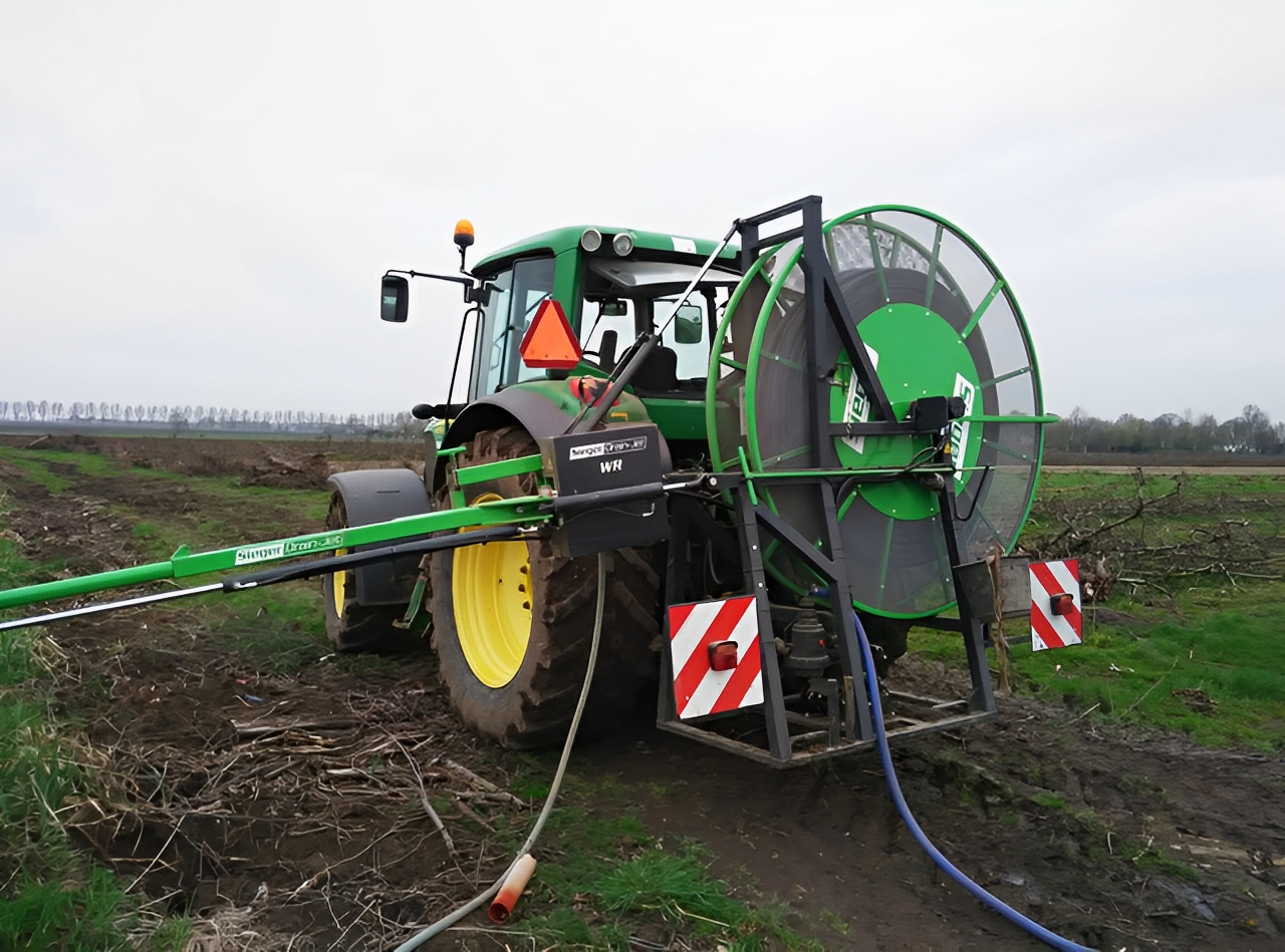 Équipement agricole pour entretien de drains avec commande hydraulique