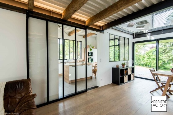 Verrière coulissante en acier sur mesure, idéale pour agrandir vos espaces_2