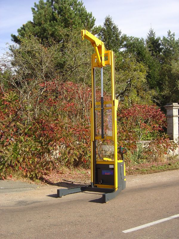 Grue d'atelier performante avec régulateur de pression et système de sécurité anti-éclatement pour une utilisation fiable et sûre_2