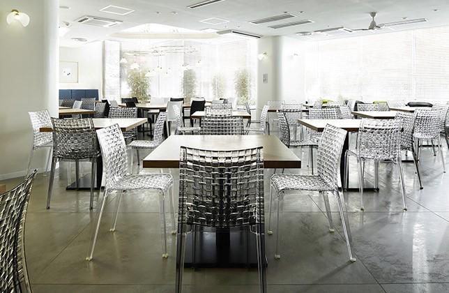 Chaise de restaurant Ami Ami - design Tokujin Yoshioka - en polycarbonate avec motif tissé unique_2