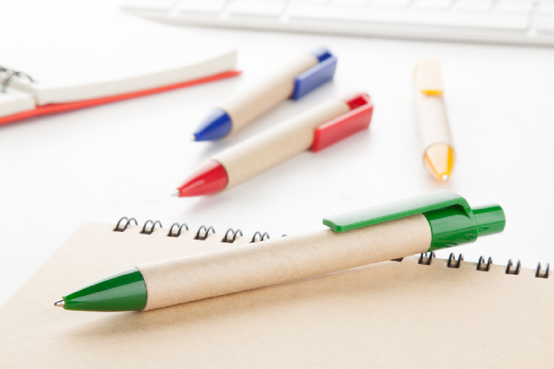 Stylo à bille en carton recyclé - embout et clip en plastique - recharge bleue_2