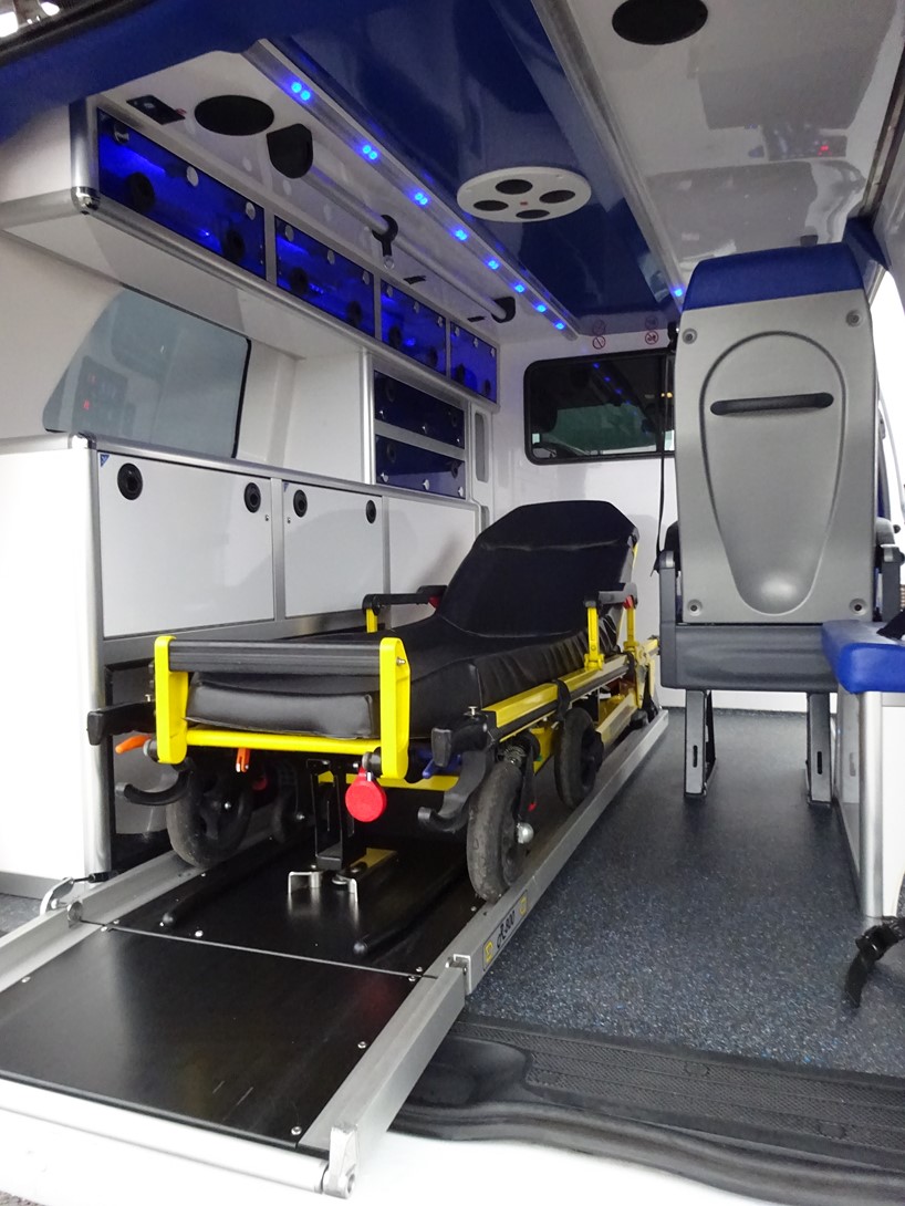 Ambulance mercedes-benz vito 2016 équipée d'un brancard