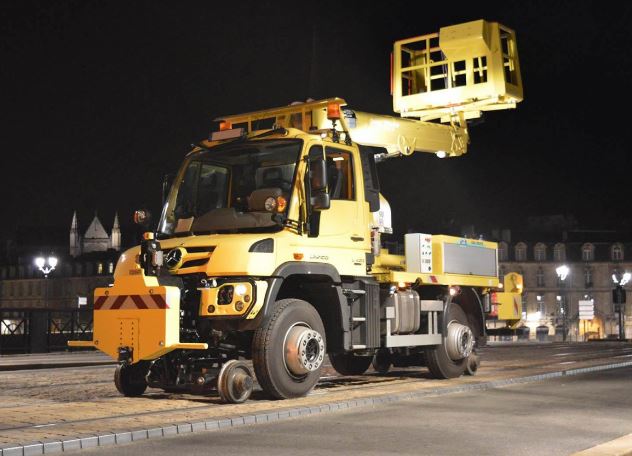 Véhicule rail-route pour remorquage de rames et maintenance ferroviaire