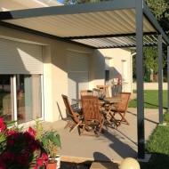 Pergola bioclimatique pour protection solaire et circulation d'air