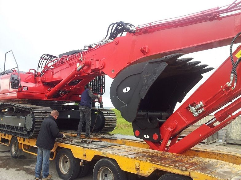 Équipement pour pelles avec options d’inclinaison et rotation