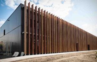 Extension de bâtiment scolaire, avec ascenseur et escalier extérieur - Réalisation sur mesure_2
