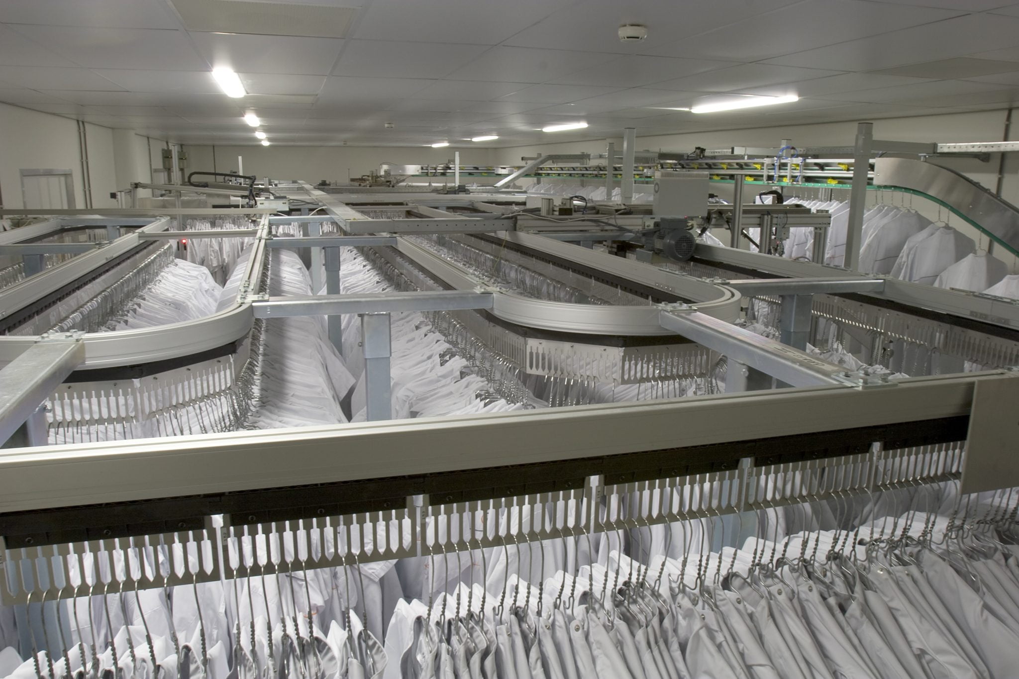 Distributeur automatique de vêtements professionnels sur cintres - mode personnalisé ou banalisé - 24h/24 et 7j/7 - LINER_2