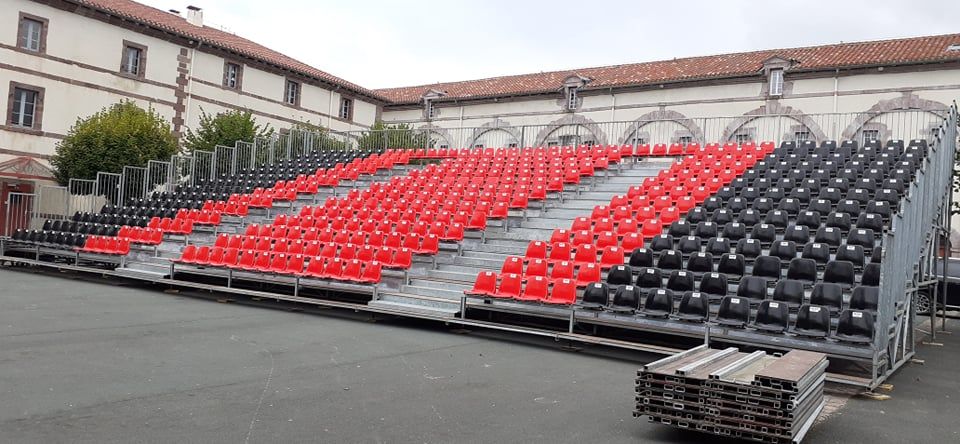 Matériel de gradins mobiles reconditionnés avec sièges coques