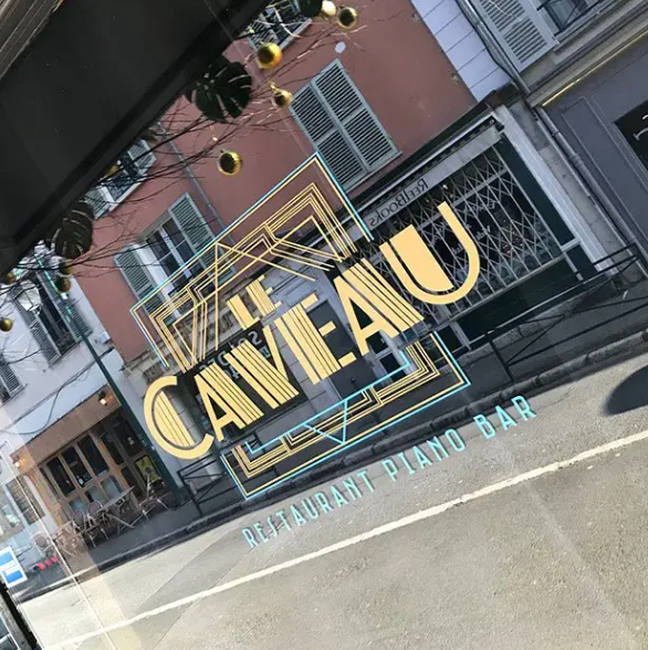 Lettrage adhésif sur vitrine, personnalisable et utilisable sur divers supports -Art & Com_3