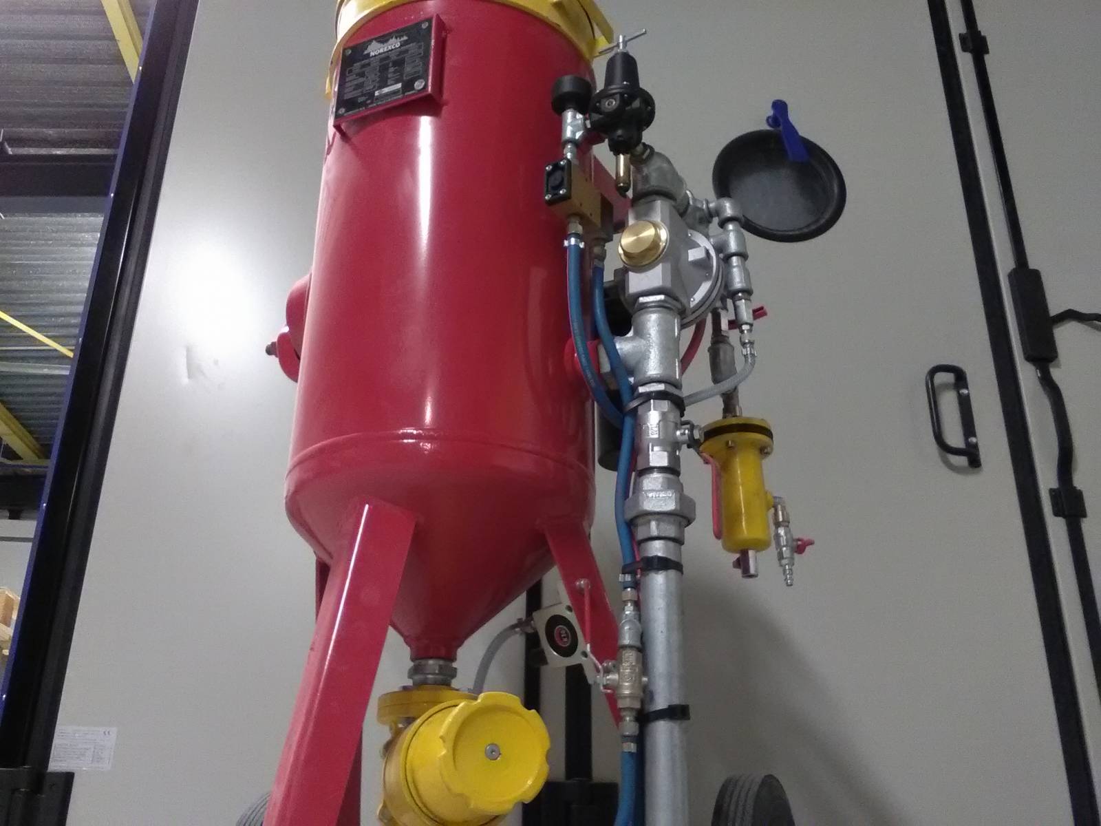 Sableuse aérogommeuse 60 litres doseur abrasif inusable et vibreur pneumatique_2