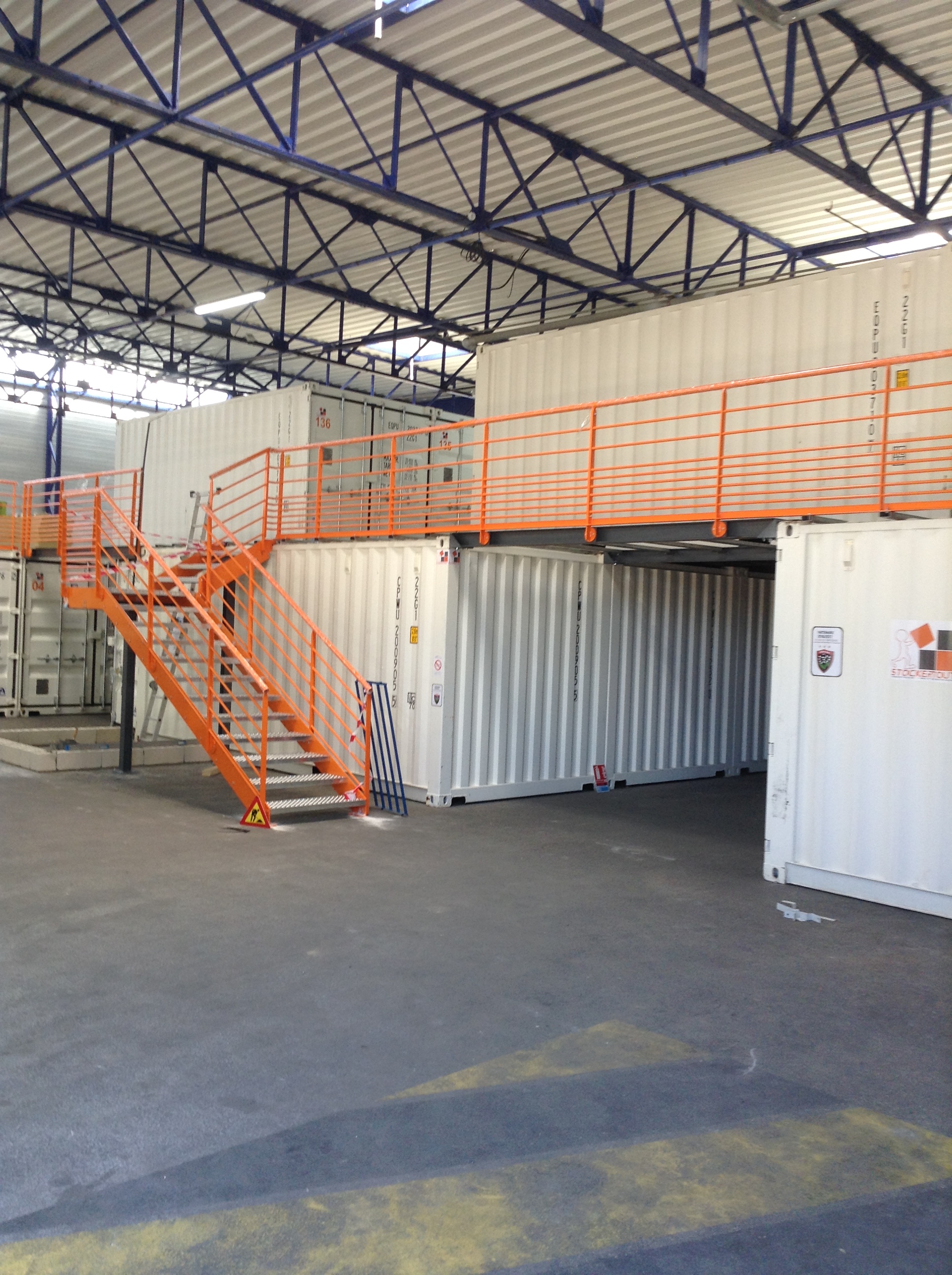 Bâtiment de stockage avec container_2