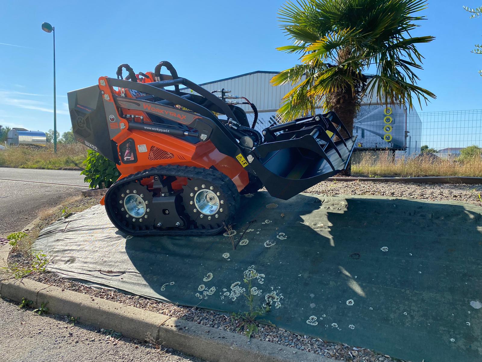 Chargeuse compacte 23 cv avec démarrage électrique
