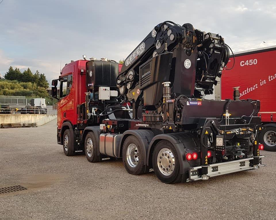 Grue auxiliaire haute performance Effer 2055