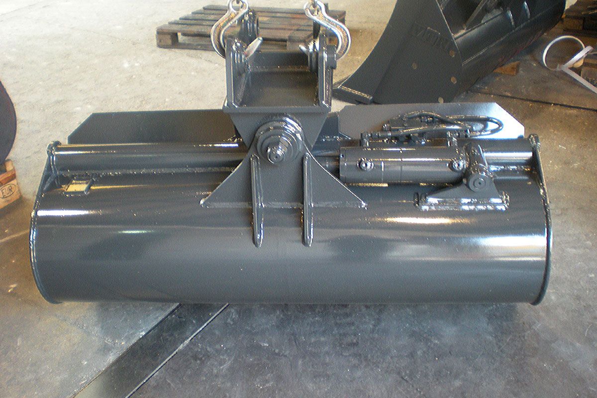 Godet avec système pivotant pour curage de digues