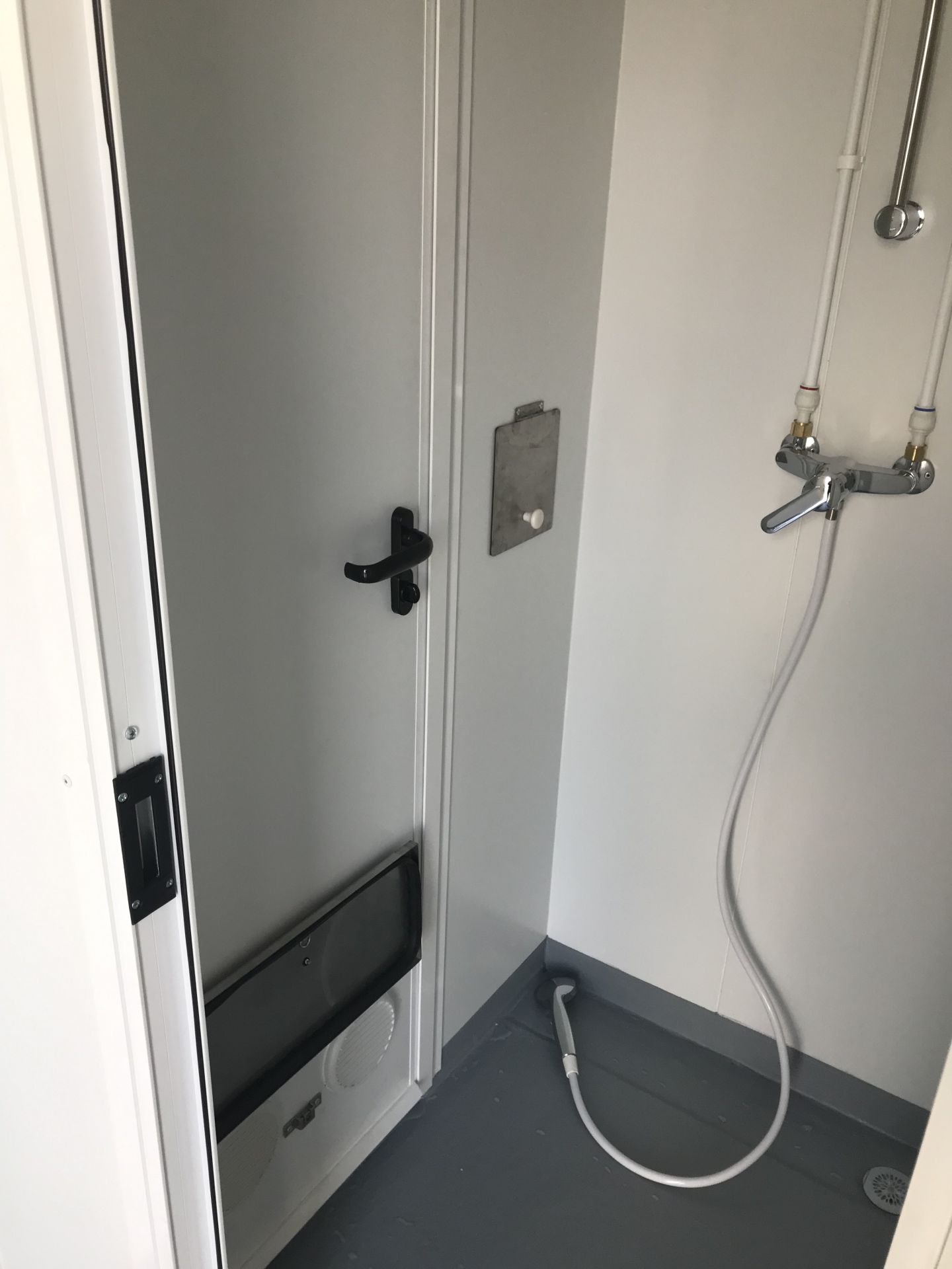 Toiture en panneaux sandwich lisses avec mousse polyuréthane de 30 mm