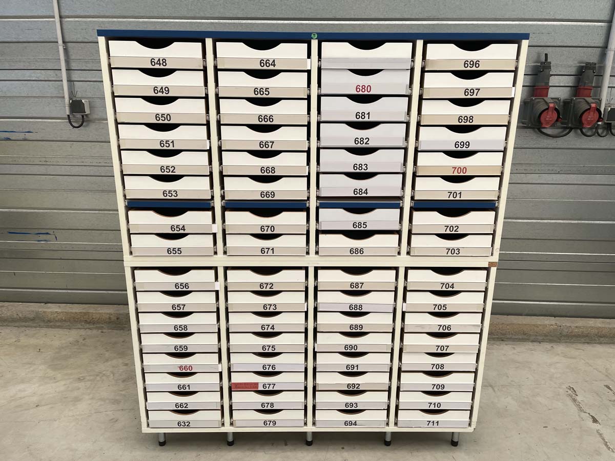 Meuble d'occasion de laboratoire avec 32 tiroirs - p21091181_2