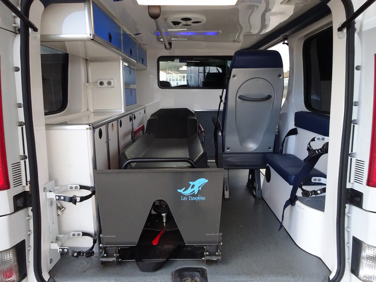 Ambulance d'occasion type A1 Renault Trafic 2013 en bon état
