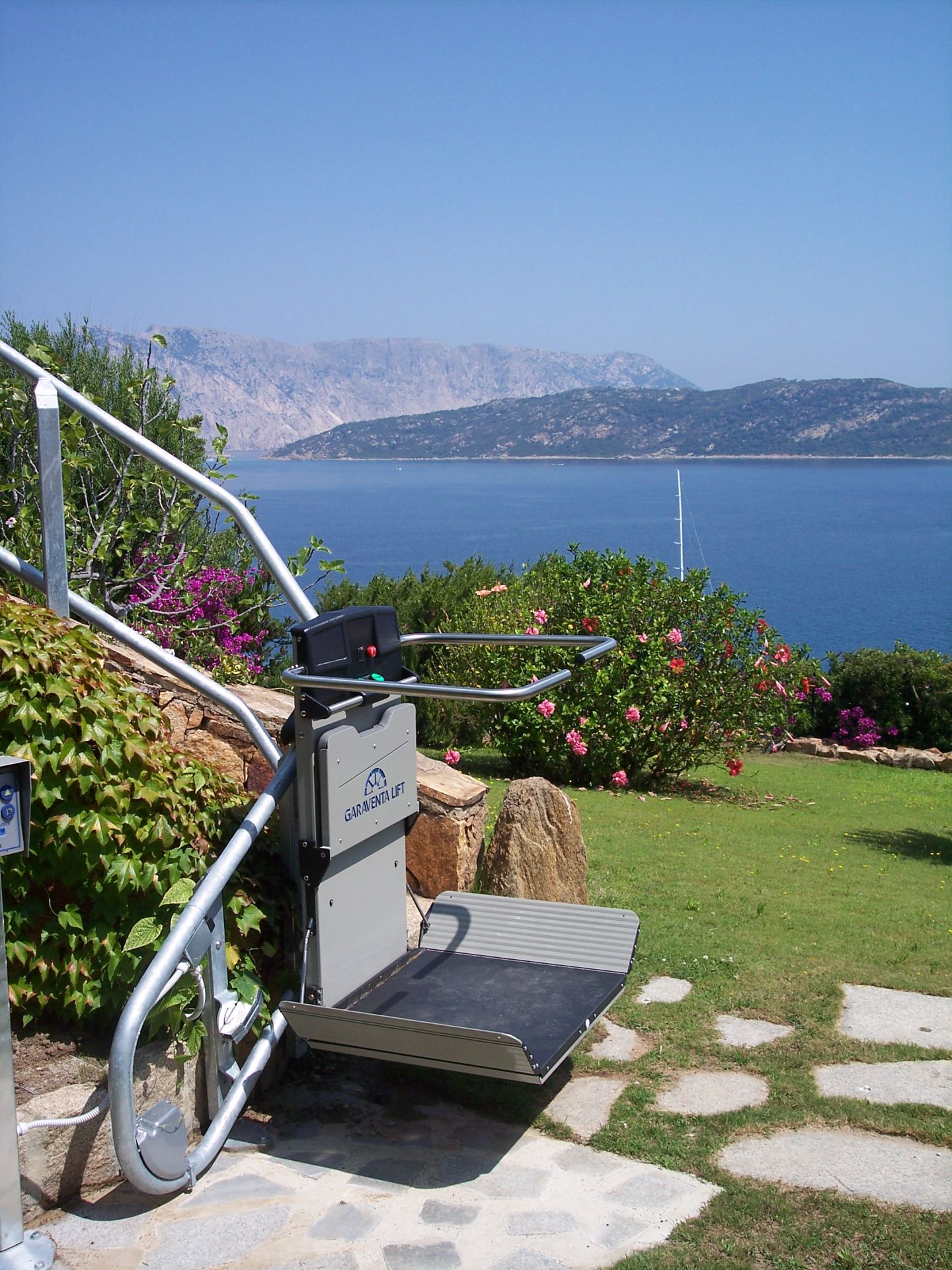 Plateforme élévatrice monte-escaliers courbe multi-étages pour accès PMR - Garaventa Lift Artira_2