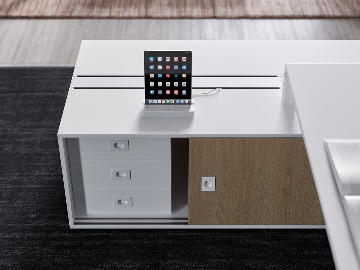 Bureau de direction MASTER Wood sur crédence - Plateau spacieux avec crédence équipée et finitions bois clair_2