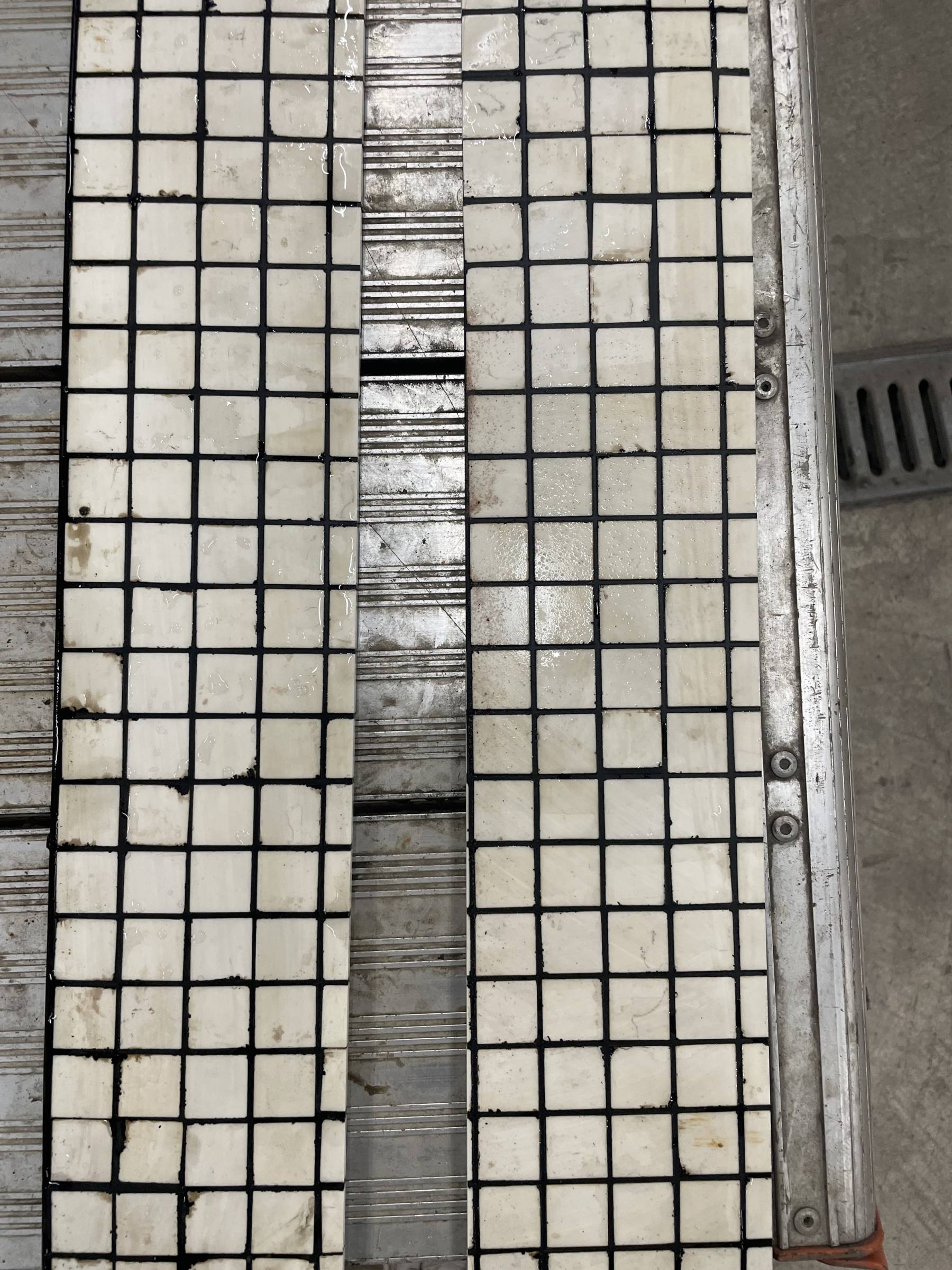 MTCP - Service de découpe sur-mesure au jet d'eau de céramique avec bords nets et finitions soignées pour collage sur tôle - Région parisienne_2