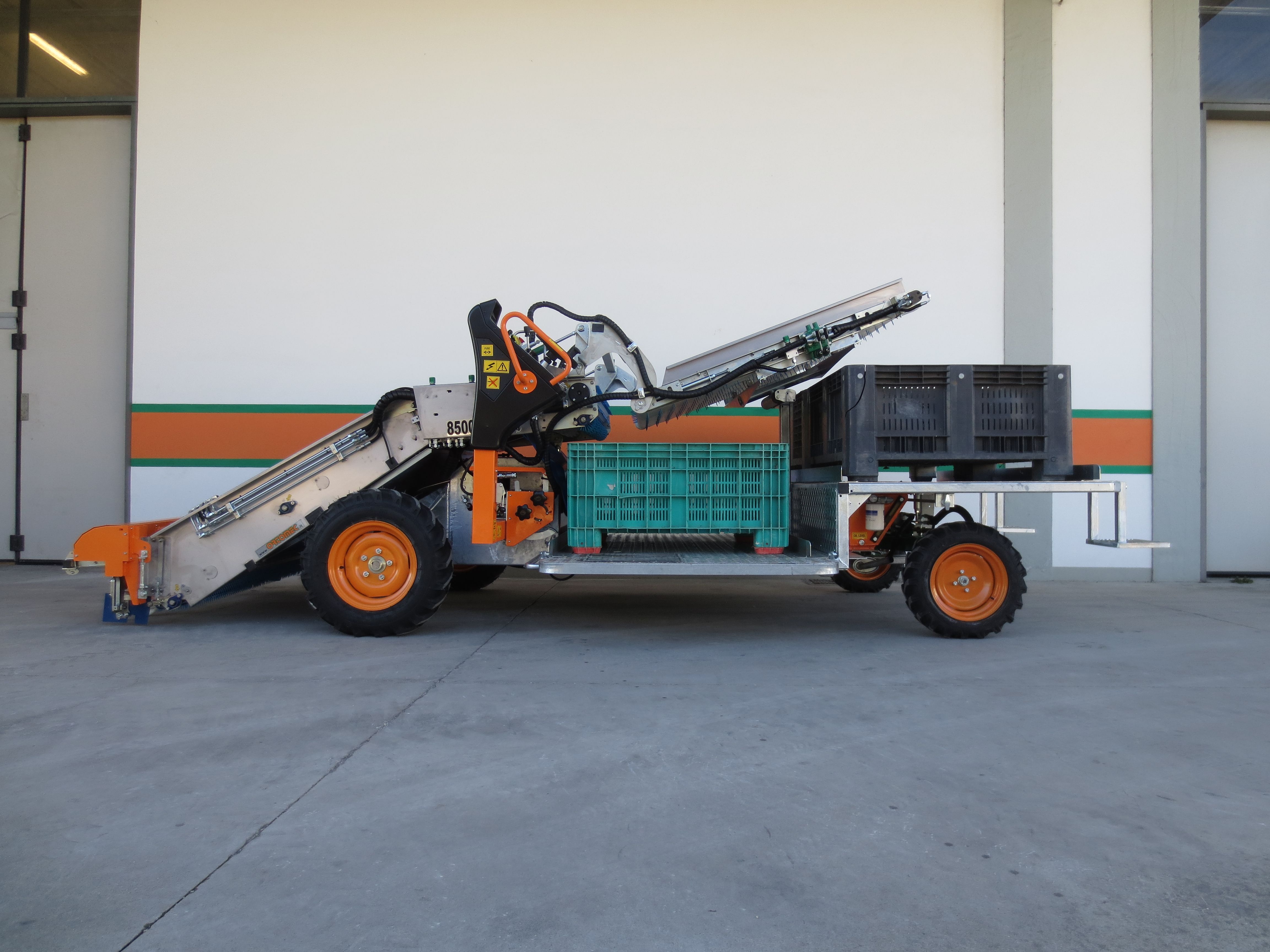 Récolteuse automotrice sur roues 8000 Herbex - Ortomec SRL - largeur de la tête de récolte 120 à 180 cm - moteur diesel 3 cylindres, transmission hydraulique et mécanique_2