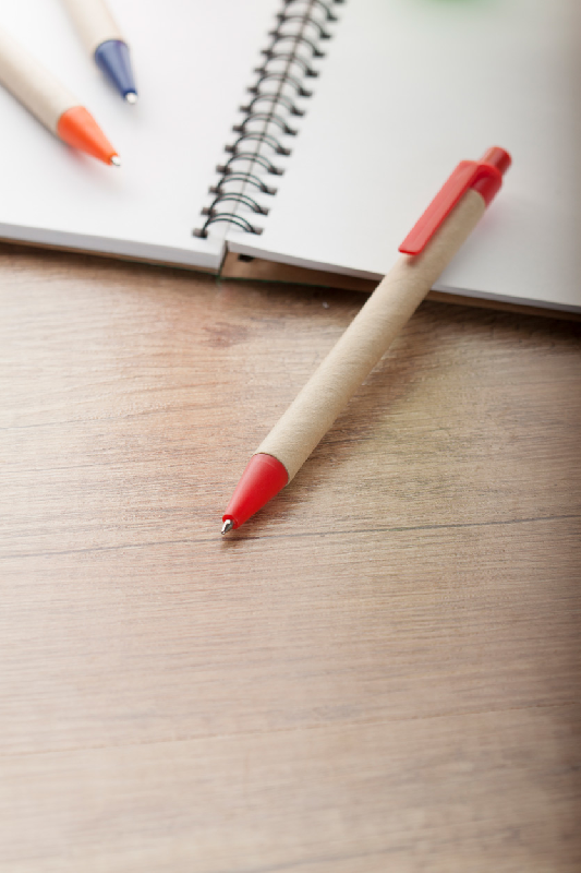 Stylo à bille en carton recyclé - encre bleue - couleur rouge - poids 5g_2