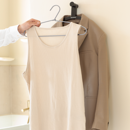 Échelle porte-vêtements Linn -Black avec 3 barres pour suspendre, section supérieure en forme d'épaule et crochet pratique_2