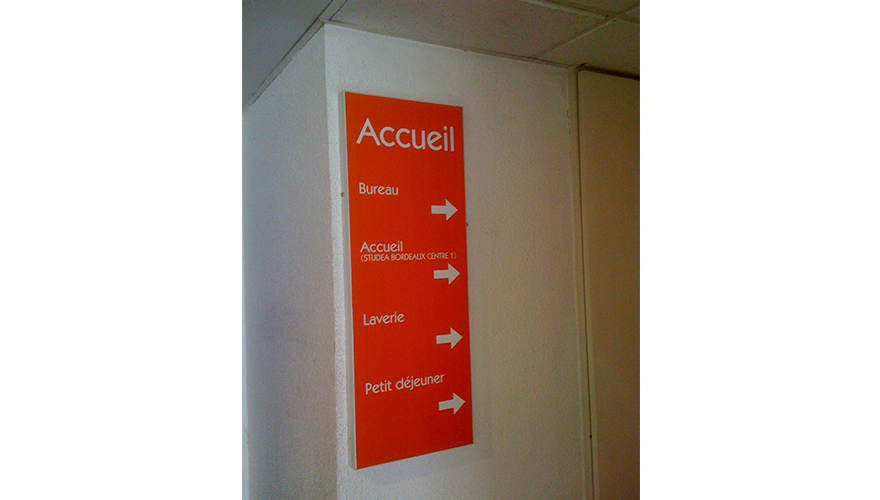 Signalétique directionnelle intérieure personnalisée - Création professionnelle avec PANO Nice Ouest_2
