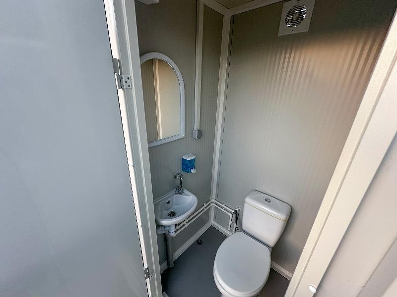 WC modulaire haut de gamme avec isolation thermique et équipements sanitaires_2