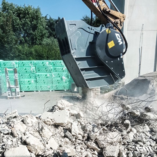 Godet concasseur Série CBF - Compatible pelle hydraulique et skip loaders - CM Crushers - Granulométrie réglable 25-125mm_2