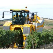Machine à vendanger Grégoire GL7.4 avec cabine centrale et commandes ergonomiques