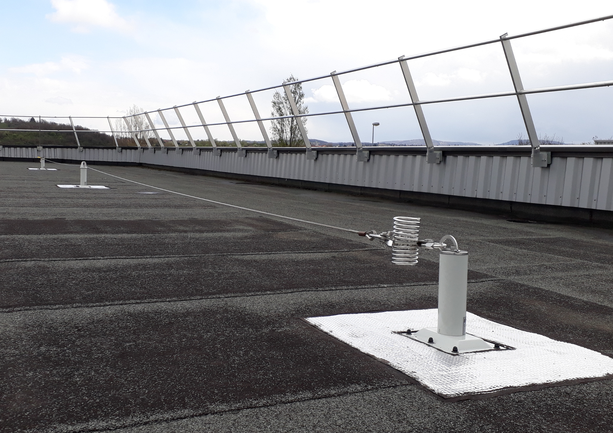 Ligne de vie pour bac étanché et membrane PVC - dispositif d'ancrage horizontal avec absorbeur d'énergie intégré_2