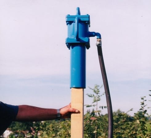 Enfonce-pieux polyvalent ARIES 26 BÂTIMENT - pour planter des piquets de toutes formes - utilisation facile et guidage interchangeable_2