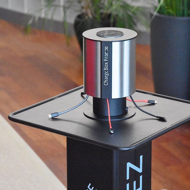 Totem de recharge Welcom Plus avec système de charge filaire ou sur batterie