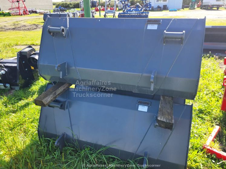 Godet universel à terre en stock, adaptable attelage Euro