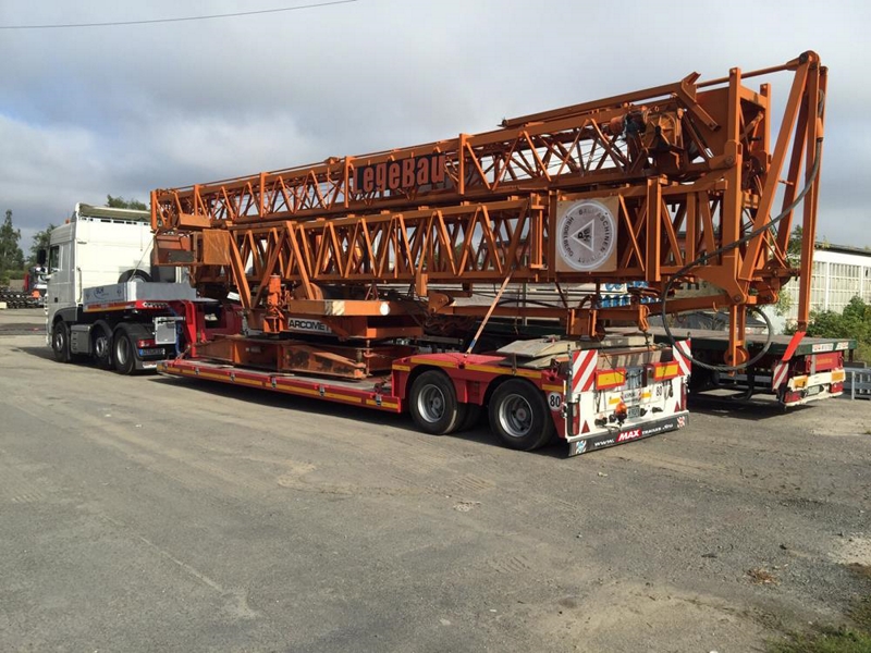 Semi-remorque surbaissée avec double réception et rampes d'accès