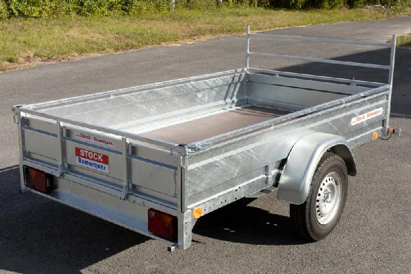 Remorque avec porte arrière ouvrante amovible et garde-boues galvanisés
