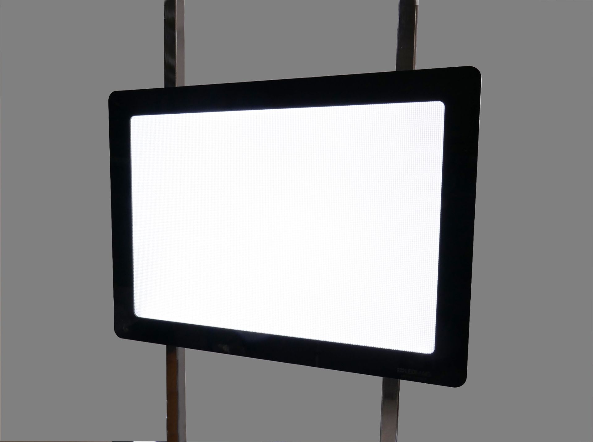 Porte Affiches Lumineux sur Totem - Structure en acier chromé 2,05 m - Formats A4 et A3 réversibles horizontal/vertical_2