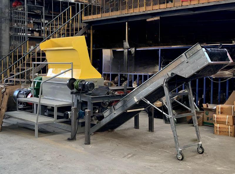 Broyeur de palettes simple arbre 37 kW avec système automatisé et séparateur magnétique - PalletCrush 3700_2