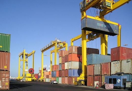 Grue portuaire - Liebherr - portiques de stockage sur pneus avec système anti-balant et envergures de 5 à 8 conteneurs_2